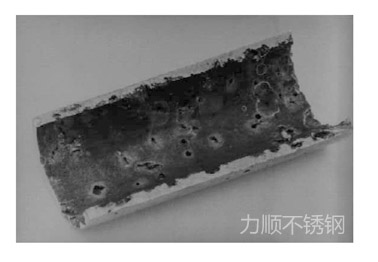 鹽水中使用(yòng)的SUS304鋼管上的點(diǎn)蝕