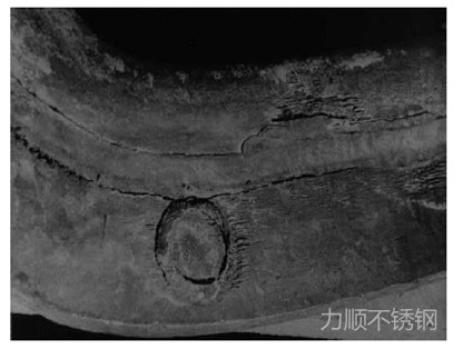 使用在硫(liú)酸酸洗液(yè)中的AISI316鉤具,其焊縫周圍發生的晶間腐蝕