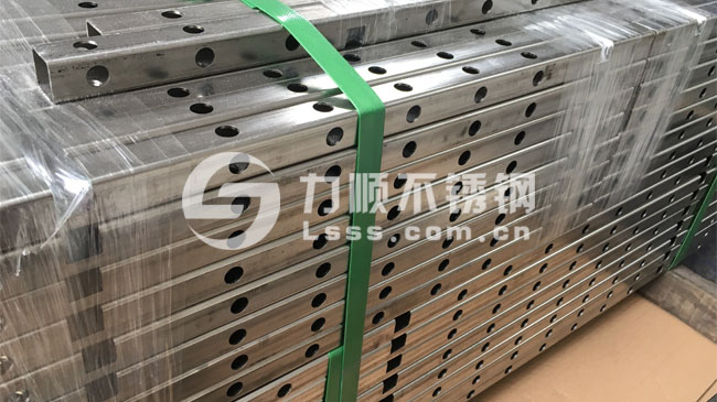 304不鏽鋼方管切割