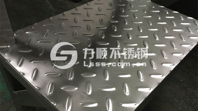 不锈钢花纹板楼梯(tī)