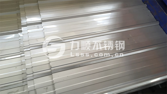 不锈钢压(yā)型板,304不锈钢瓦,不(bú)锈(xiù)钢瓦