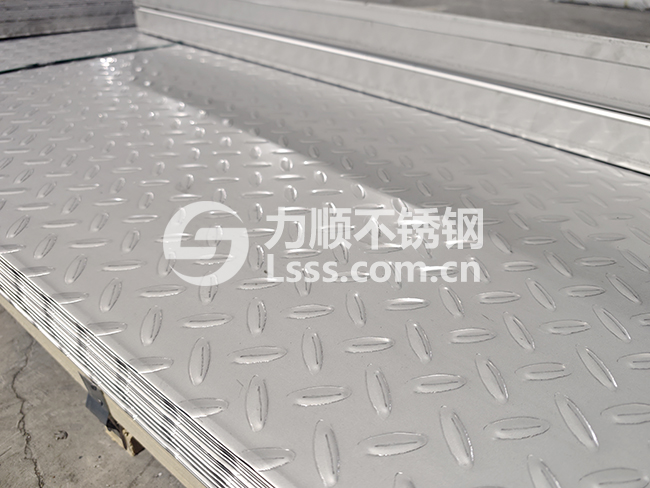 不（bú）鏽鋼樓梯踏步 防滑平台 3m